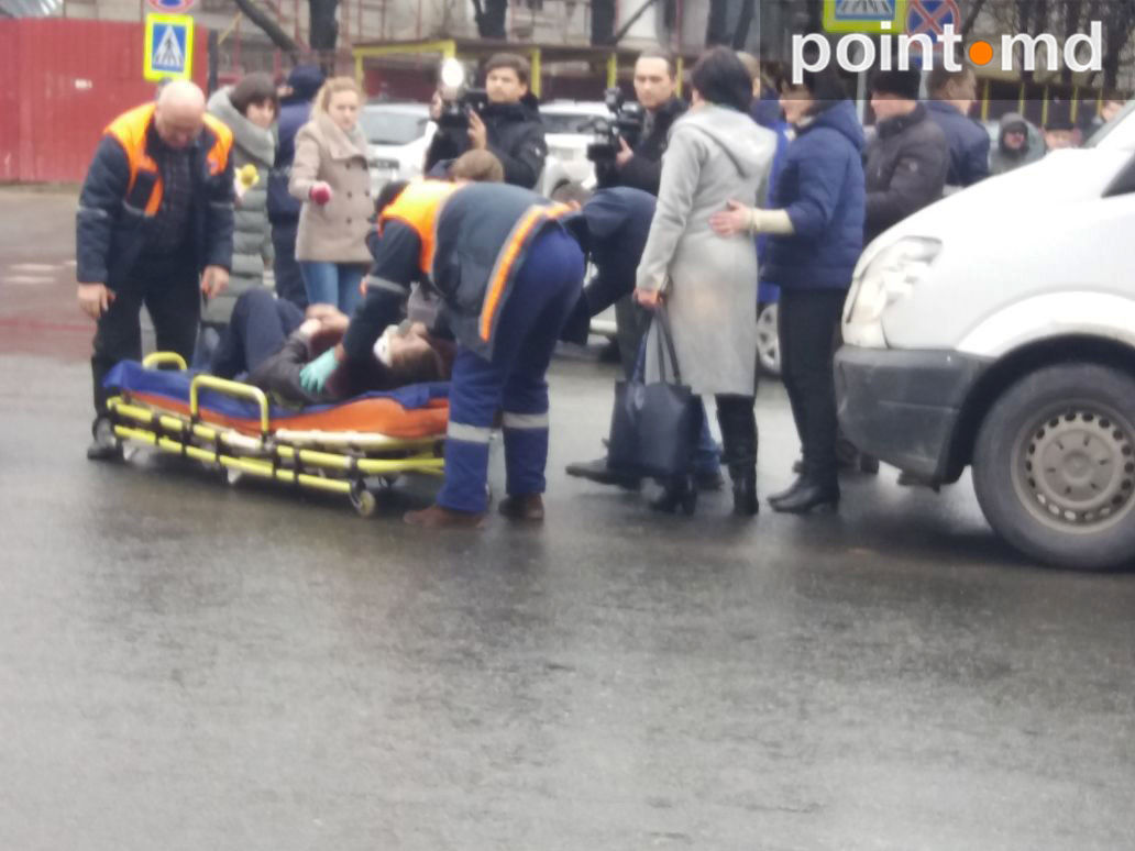 Accident grav în Capitală. O femeie, lovită în fața Primăriei