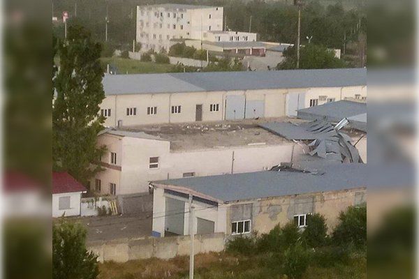 В Приднестровье ветер повалил деревья, опору ЛЭП и снес крышу зданию МВД