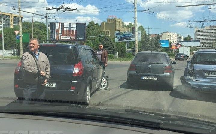 На Виадуке из-за аварии образовалась пробка