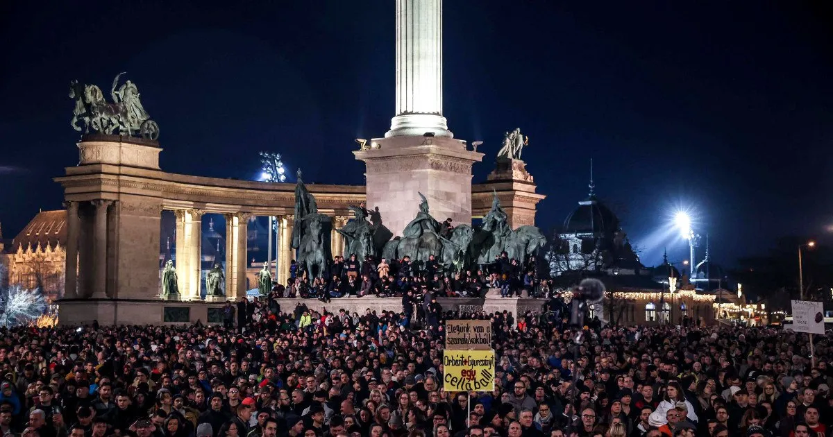 Десятки тысяч людей в Будапеште протестовали из-за реакции властей на "педофильский скандал"