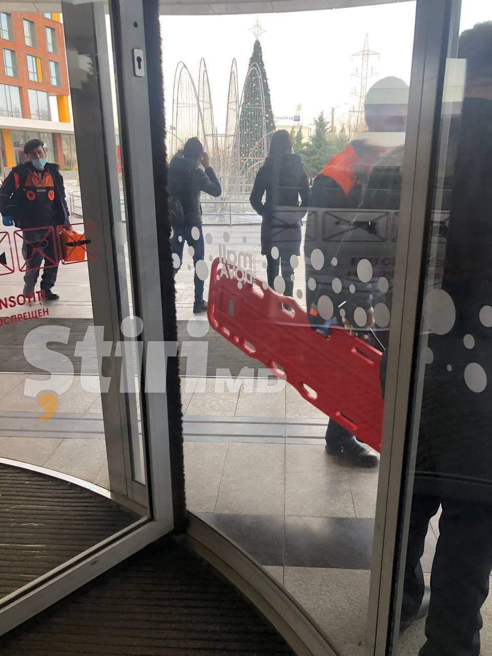 В столичном торговом центре подросток упал с высоты