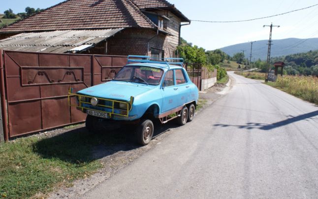 Un român a transformat o Dacie obosită într-un monstru cu șase roți