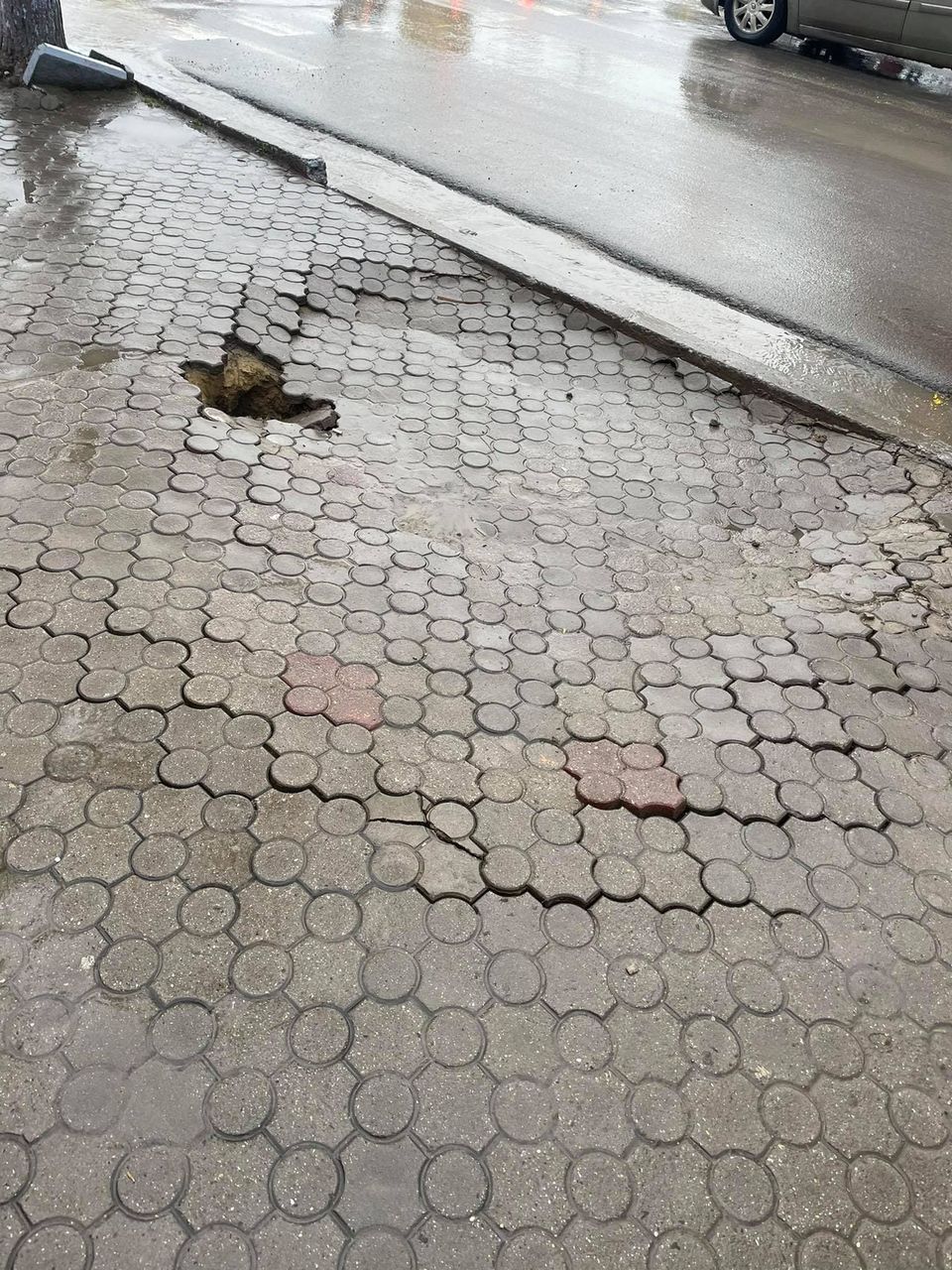 В центре Комрата тротуарная плитка проваливается под землю