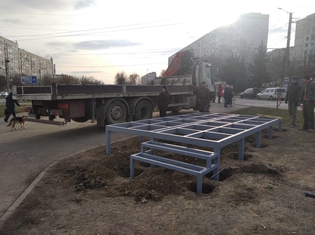 На Чеканах установили елку и сцену
