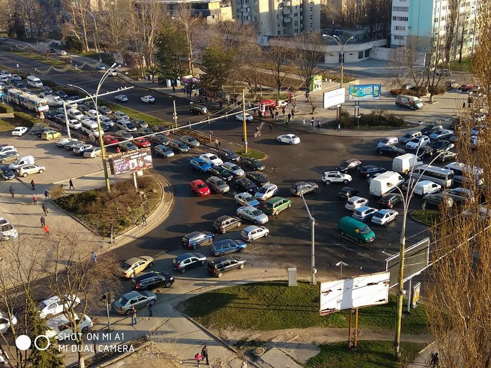 На двух перекрестках не работают светофоры: образовались большие пробки