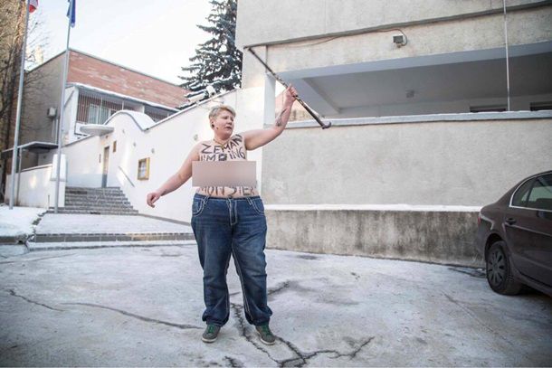 Активистка Femen разделась у посольства Чехии