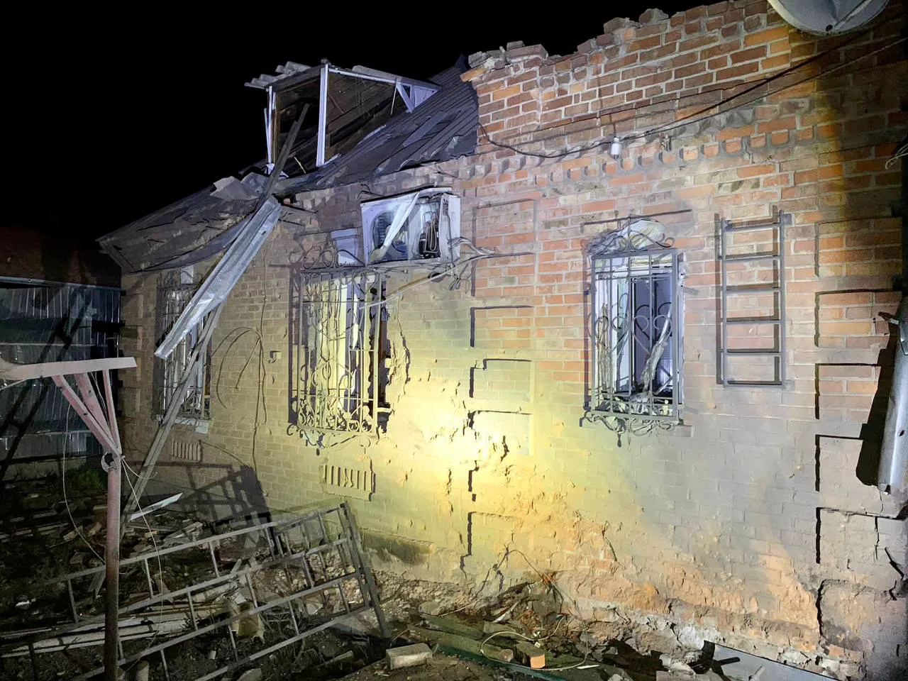 Запорожье и Никопольский район подверглись обстрелам в ночь на среду