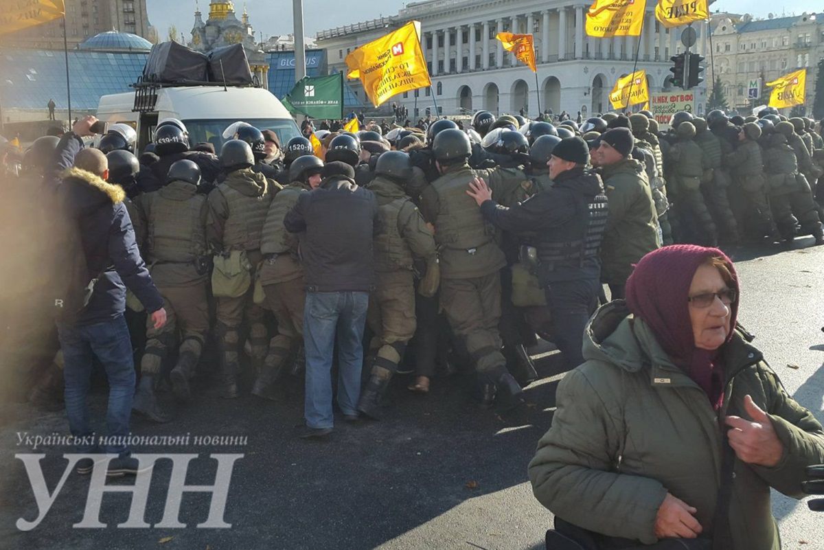 В Киеве начались столкновения между митингующими вкладчиками и полицией