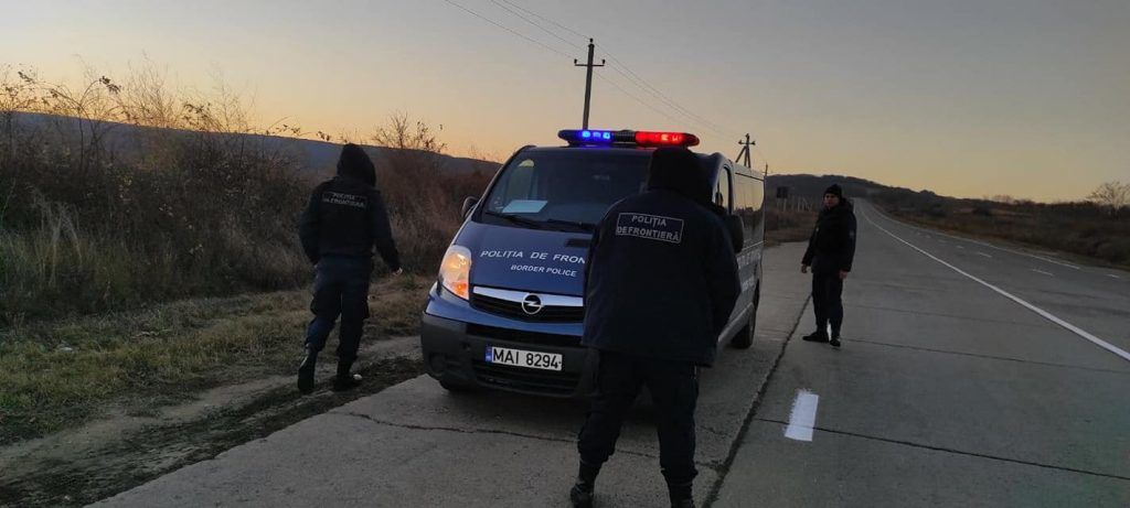 Погранполиция первой пришла на помощь участникам ДТП на трассе Кишинев - Бельцы
