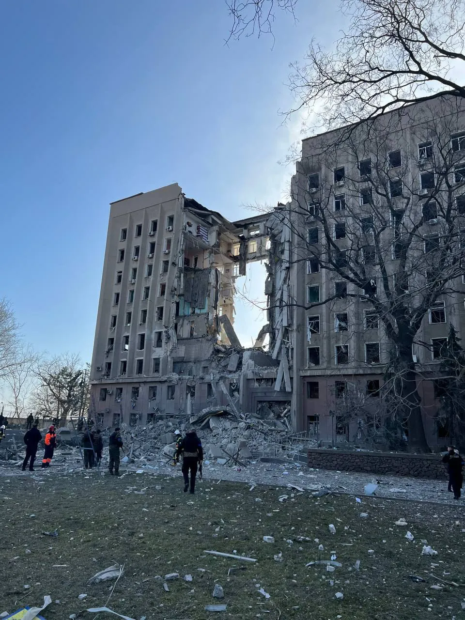 При обстреле пострадало здание администрации города Николаева