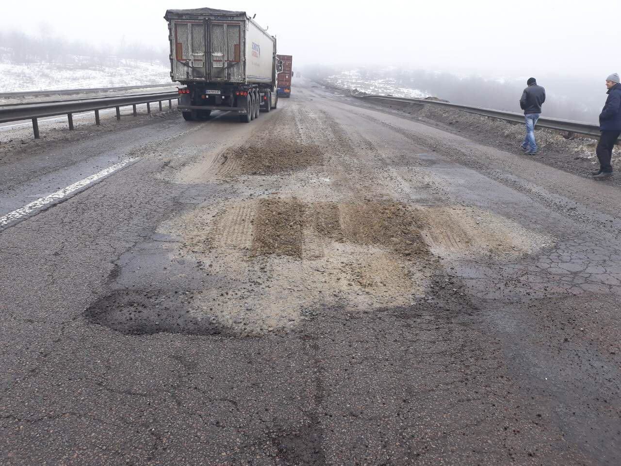 Многочисленные аварии произошли на трассе Киев – Одесса из-за ям и тумана