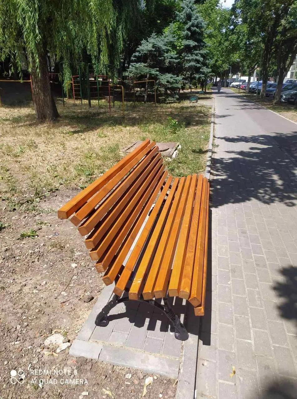 На пешеходной аллее на улице Ливиу Деляну установлена городская мебель
