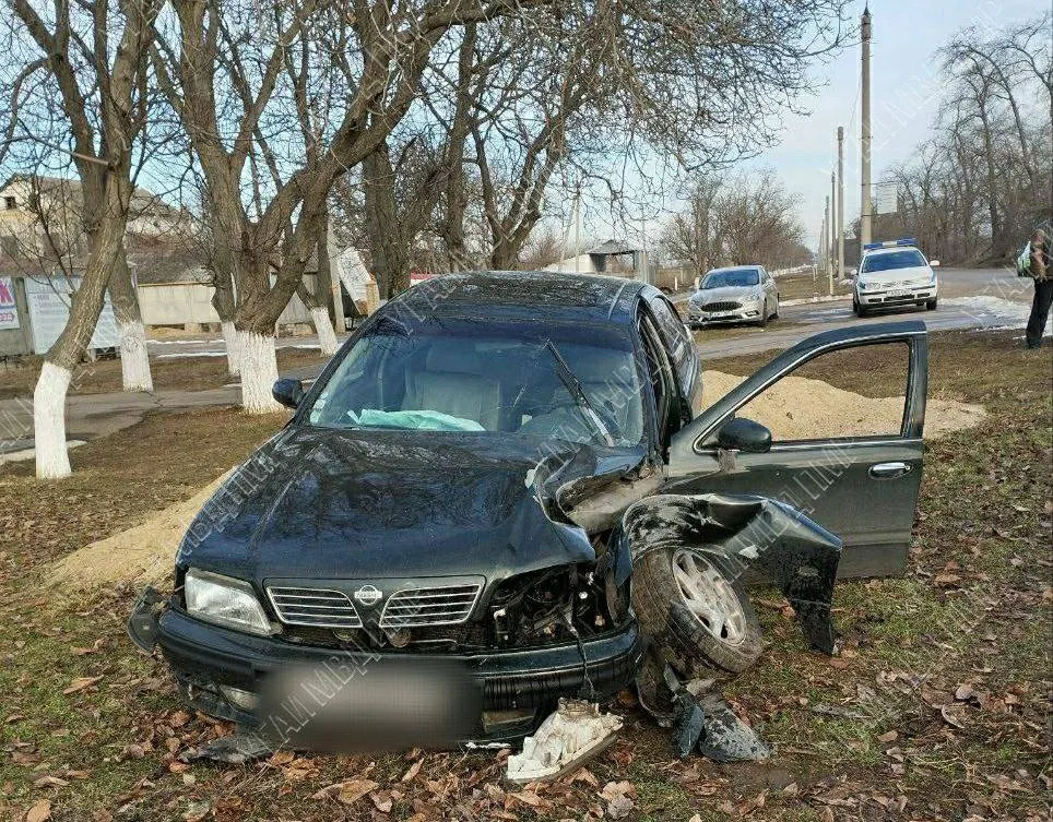 Автомобиль врезался в опору ЛЭП: ДТП в Приднестровье
