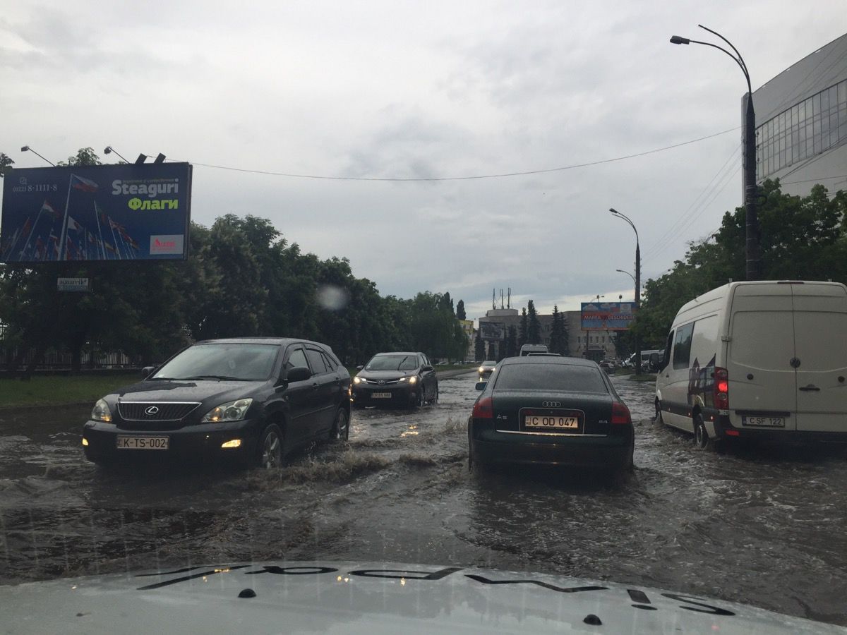Ploaia de astăzi a transformat străzile Chișinăului în adevărate râuri