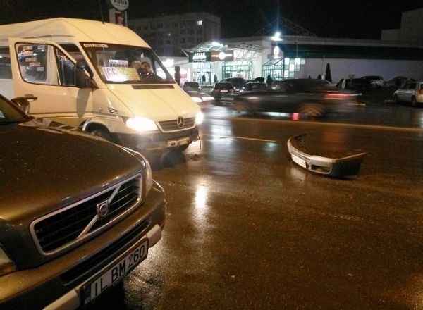 Accident cu implicarea unui microbuz de ruta pe o strada din capitala
