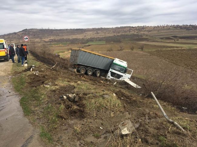 ДТП в Каларашском районе: грузовик снес дорожные столбики, знаки и скатился в поле