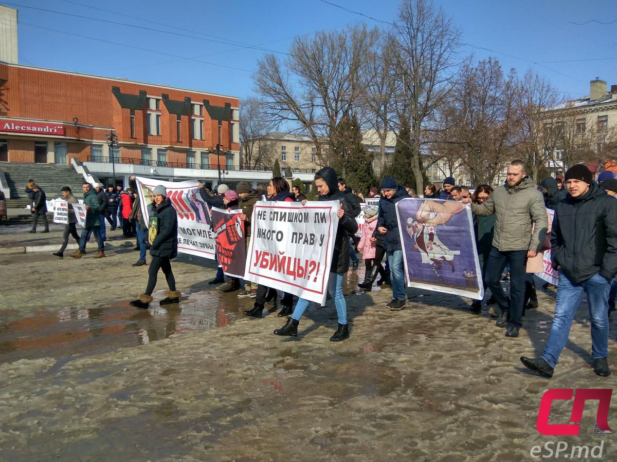 Друзья убитых в прошлом году бельчан протестовали против затягивания дела