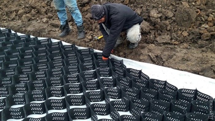 В селе под Одессой прокладывают суперпрочную дорогу с георешеткой