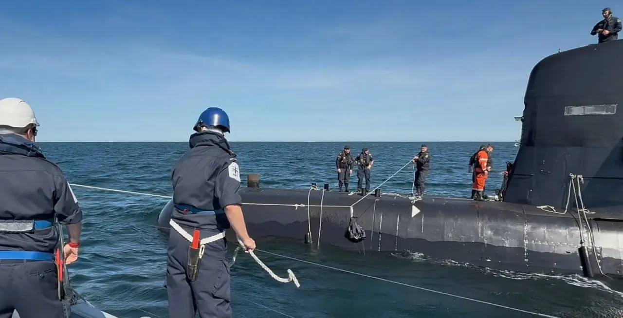 O navă britanică a salvat un submarin suedez de la lipsa de cafea în Marea Baltică