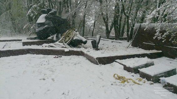 Жители Днепра разрезали памятник Неизвестному офицеру