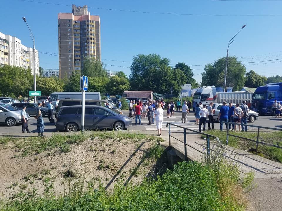 Жители Рыбницы перекрыли въезд на мост через Днестр из-за отмены пропусков