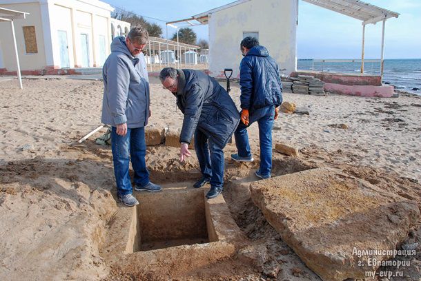В Крыму на пляже нашли древнюю могилу