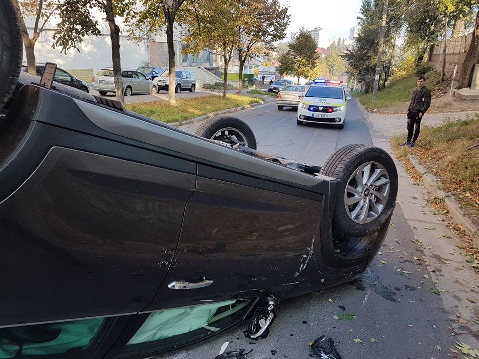 На Ботанике в результате ДТП перевернулся автомобиль, 11 Октября 2018 года