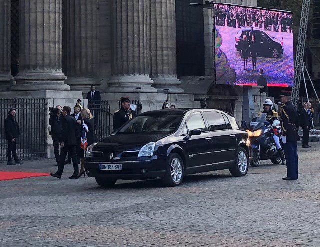 Макрон приехал на прощание с Шираком на десятилетнем автомобиле