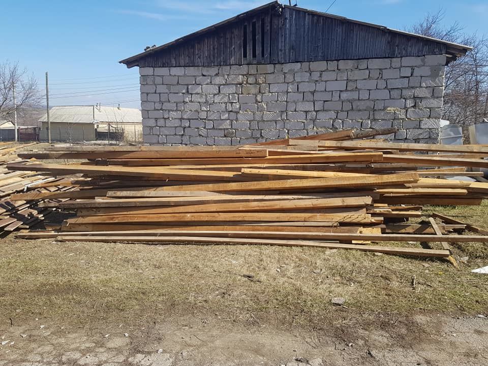Территорию школы, чью крышу разрушил ветер, привели в порядок
