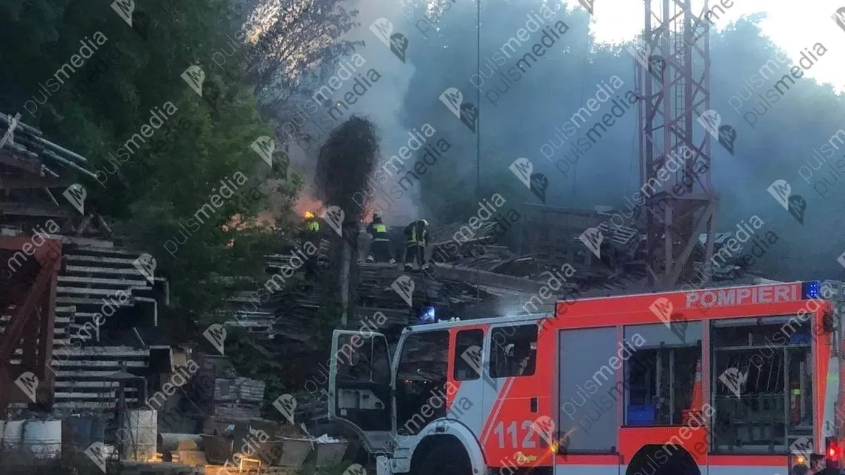 Incendiu în sectorul Botanica: Un depozit de materiale de construcții, cuprins de flăcări