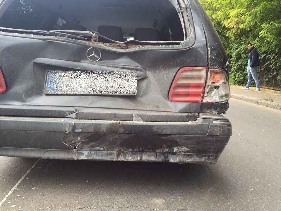 Un microbuz de rută s-a ciocnit cu un Mercedes. Opt persoane traumate