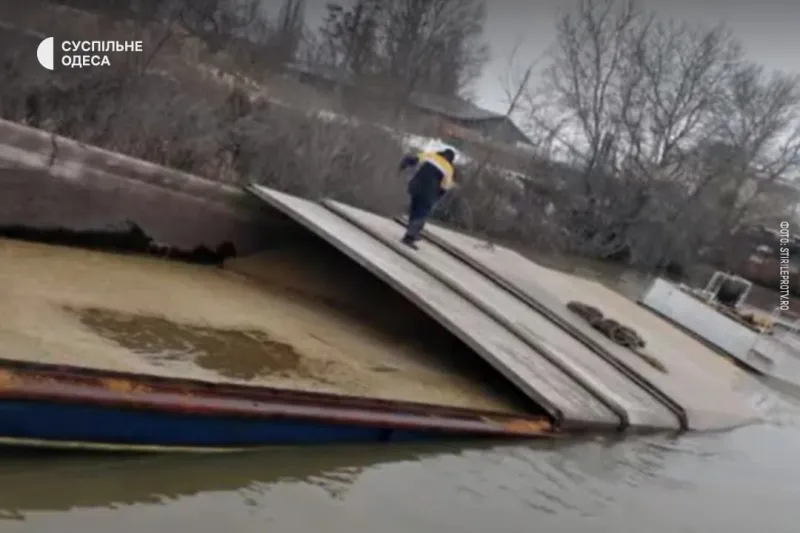 В порту в Одесской области тонула румынская баржа с зерном: ее спасли