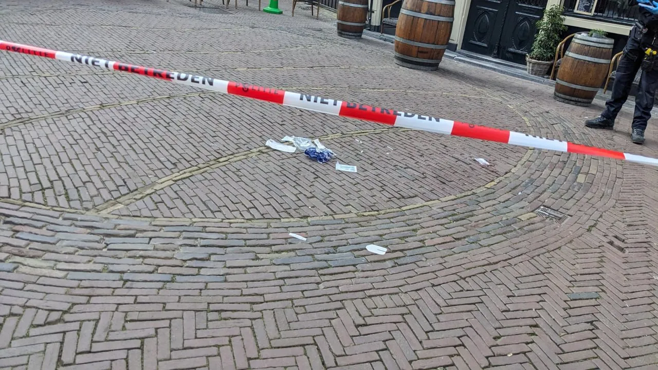 Un bărbat necunoscut a atacat cu un cuțit oamenii din centrul Amsterdamului