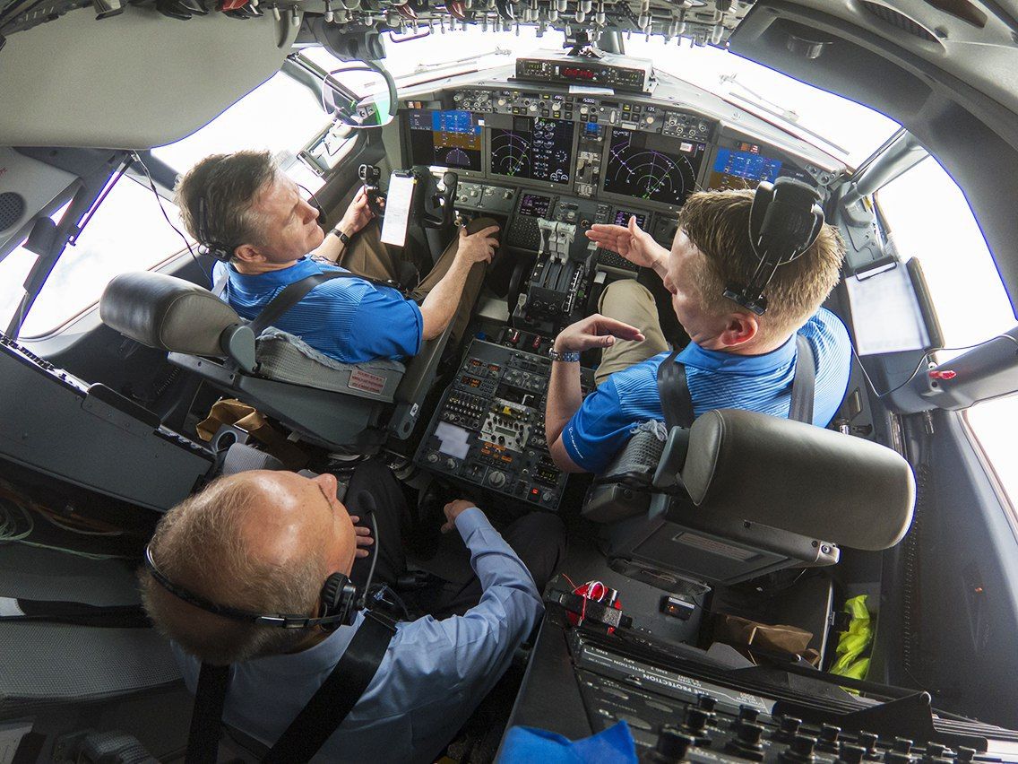 Глава Boeing совершил демонстрационный полет на 737 MAX 7 с новым ПО
