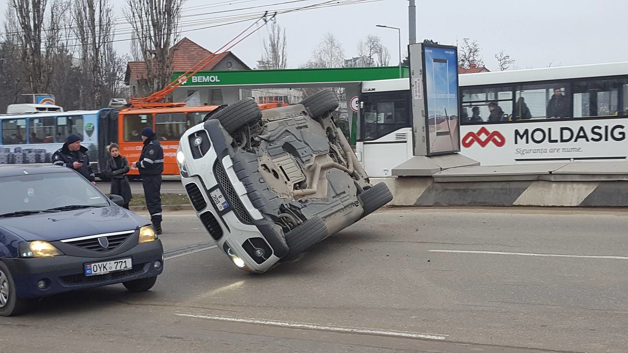 Девушка за рулем люксового автомобиля перевернулась на виадуке