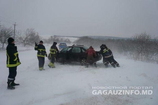 За сутки гагаузские спасатели вытащили из сугробов 41 автомобиль