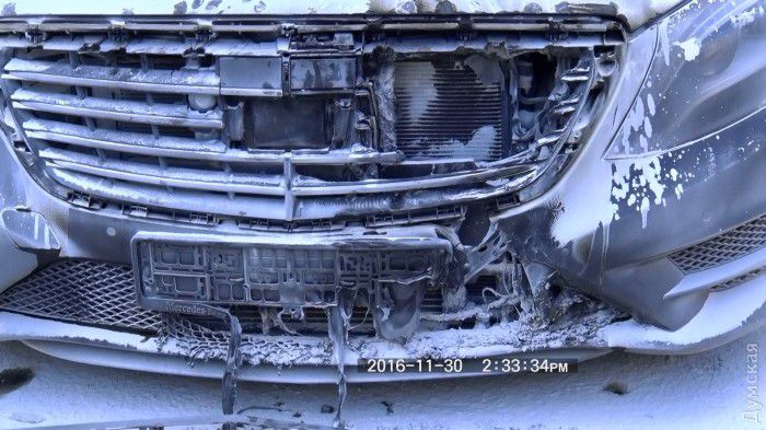 В центре Одессы двое неизвестных сожгли люксовый «Мерседес»