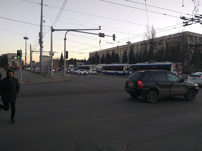 В центре Кишинёва встали десятки троллейбусов