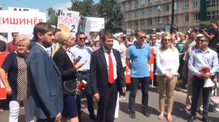В центре Кишинева сторонники Шора заблокировали дорожное движение
