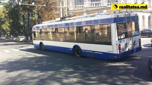 O bucată de asfalt s-a surpat pe str. Pușkin din capitală, un troleibuz nimerind în groapă