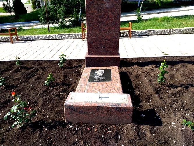 На Аллее славы в Комрате неизвестные сломали памятник