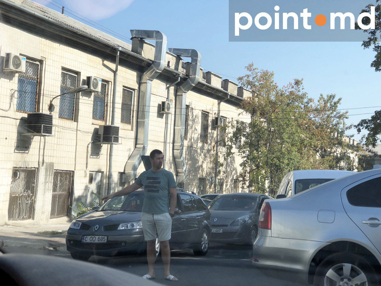 В Кишиневе парень в одиночку регулировал дорожное движение