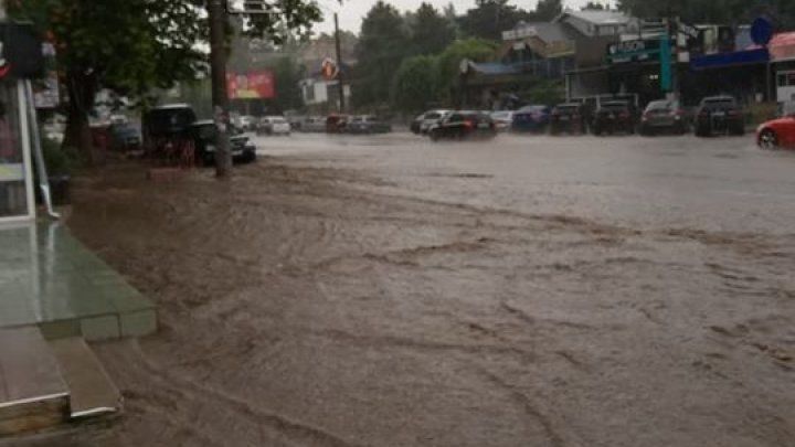 Улицы Кишинёва превратились в реки из-за дождя