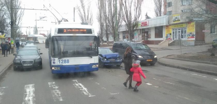 На Телецентре невнимательный водитель не успел затормозить у пешеходного перехода