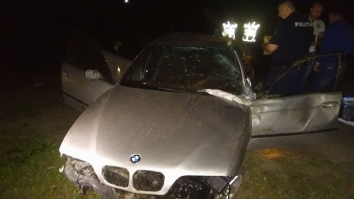 Momente de groază: Un mort şi doi răniţi, după ce o mașină s-a răsturnat