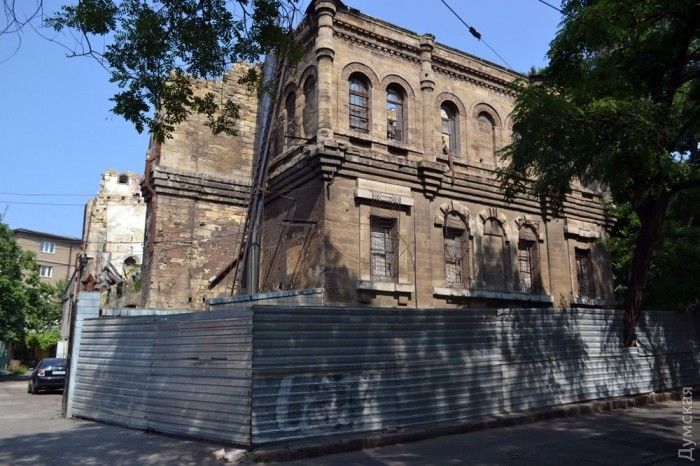 Руины Масонского дома обнесли забором: чтобы не растаскивали остатки здания