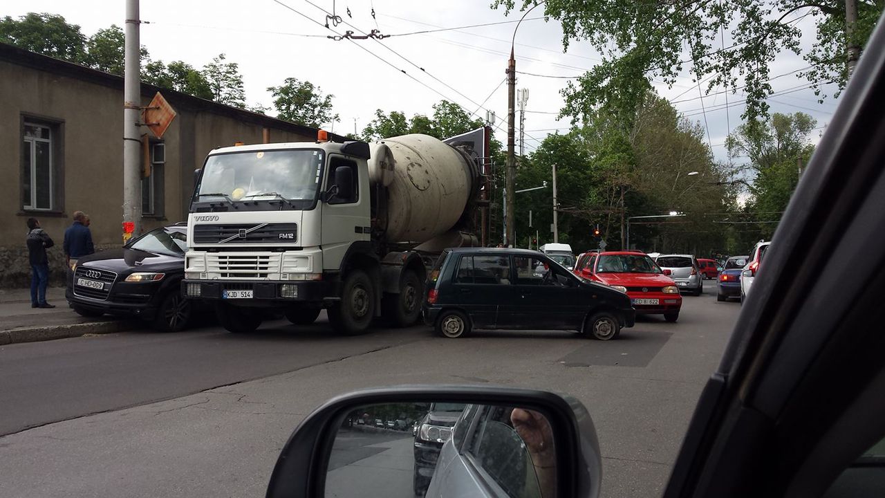 На Буюканах бетоновоз столкнулся с двумя легковушками