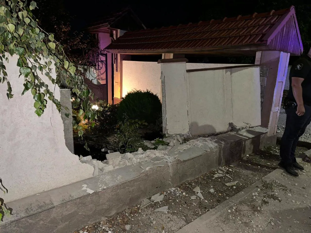 Un adolescent a ajuns cu mașina în gardul unei gospodării la Bălți