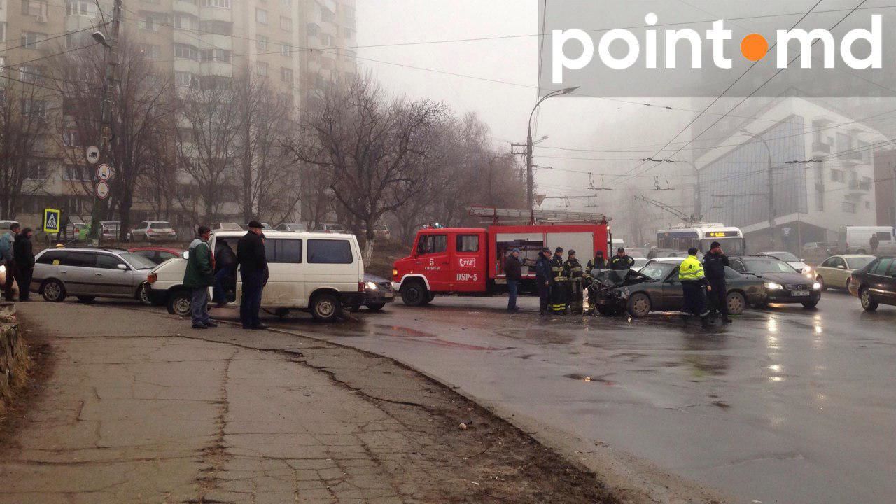 В Кишиневе при столкновении двух автомобилей пострадал водитель
