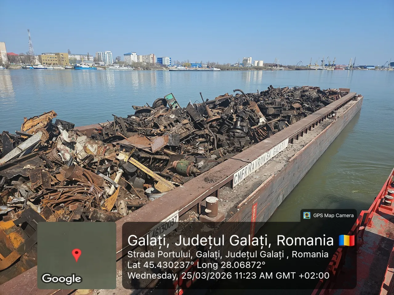 Баржу с подозрительными отходами из Молдовы остановили в порту Галац